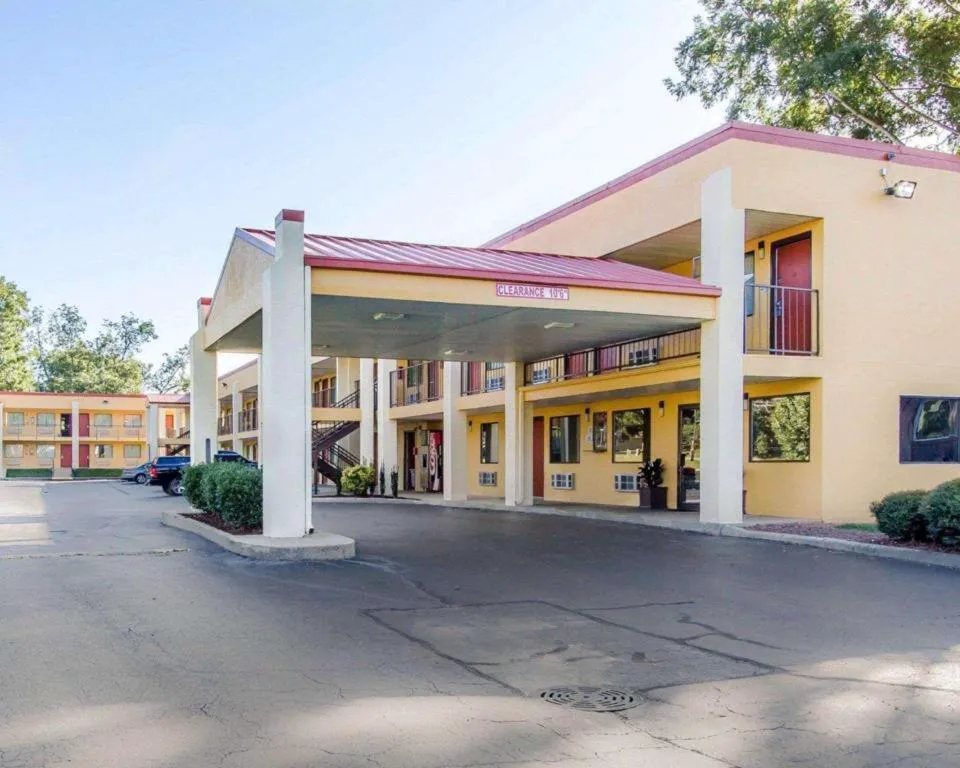 Econo Lodge Lanett hotel hero