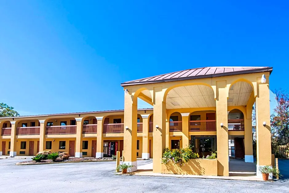 Days Inn by Wyndham Opelika hotel hero