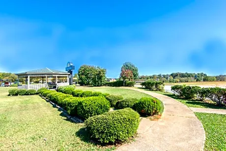 Days Inn by Wyndham Opelika hotel detail image 3