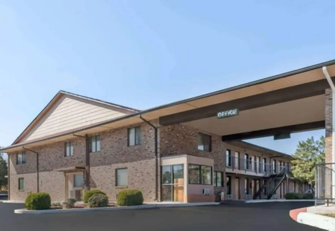 Travelodge by Wyndham Clarksville hotel hero