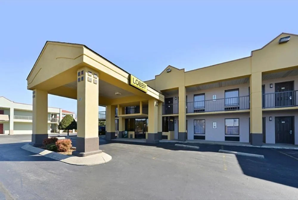 Super 8 by Wyndham Clarksville Northeast hotel hero