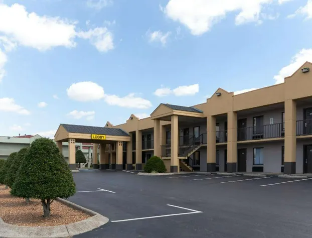 Super 8 by Wyndham Clarksville Northeast hotel detail image 1