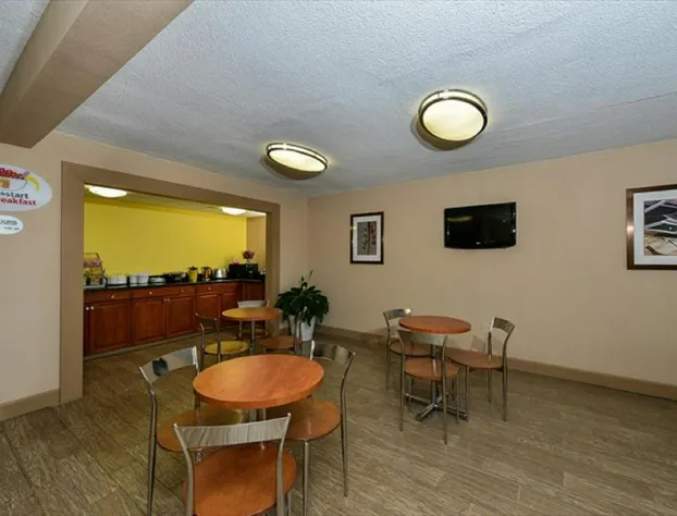 Super 8 by Wyndham Clarksville Northeast hotel detail image 4