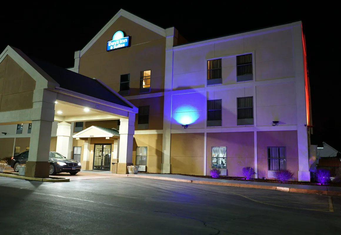 Days Inn & Suites by Wyndham Harvey Chicago South hotel hero
