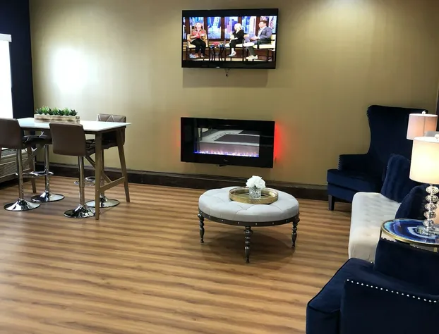 Days Inn & Suites by Wyndham Harvey Chicago South hotel detail image 4