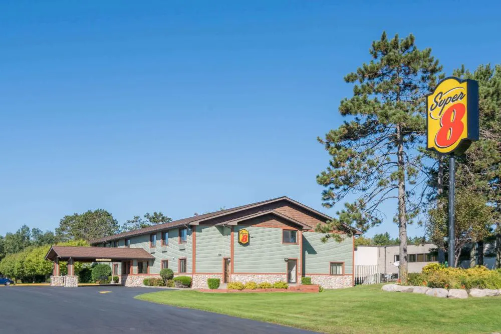 Super 8 by Wyndham Baxter/Brainerd Area hotel hero