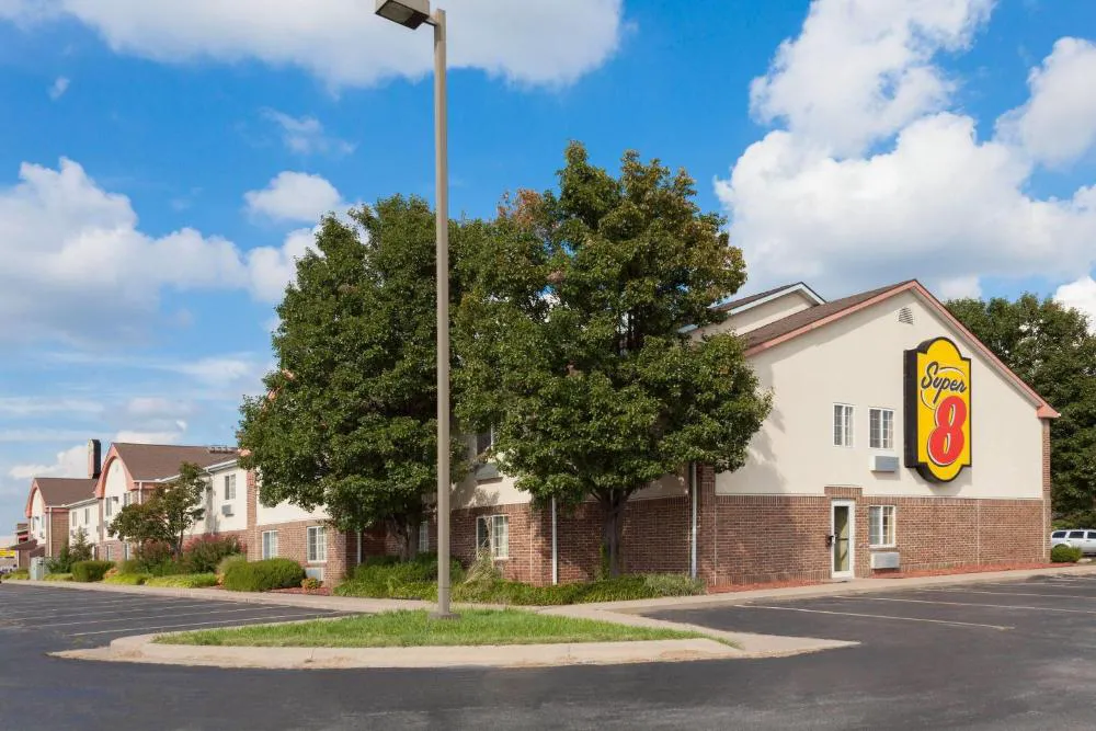 Super 8 by Wyndham Carthage hotel hero