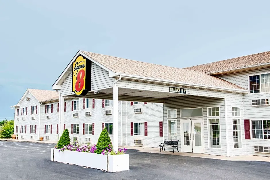 Super 8 by Wyndham Neosho hotel hero