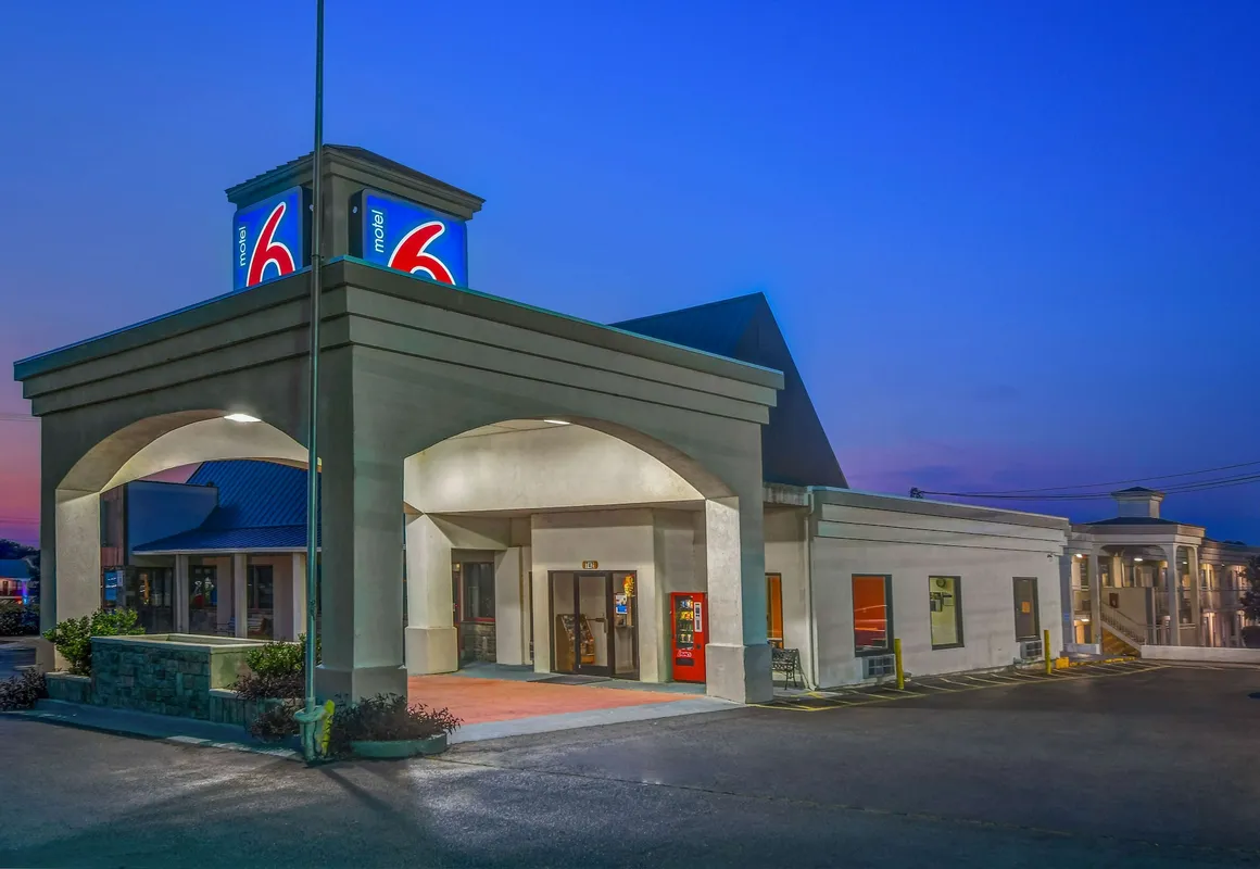 Motel 6 Calhoun, GA hotel hero