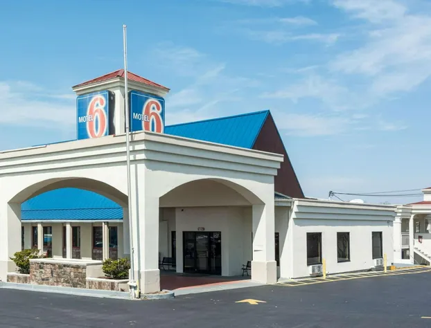 Motel 6 Calhoun, GA hotel detail image 1