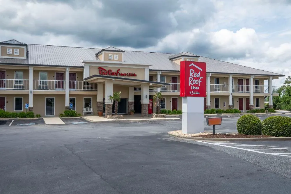 Red Roof Inn & Suites Calhoun hotel hero