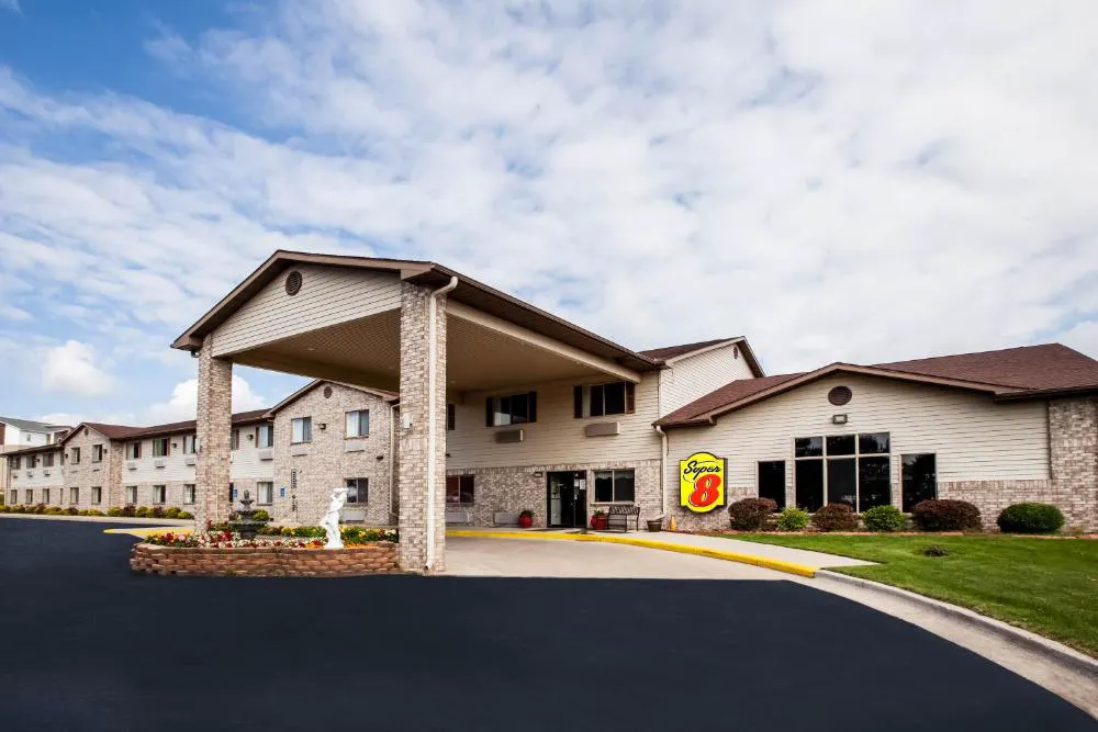 Super 8 by Wyndham Big Rapids hotel hero