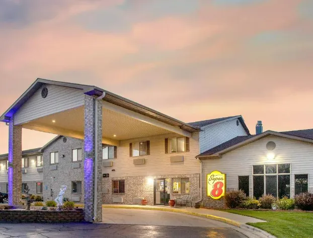 Super 8 by Wyndham Big Rapids hotel detail image 1