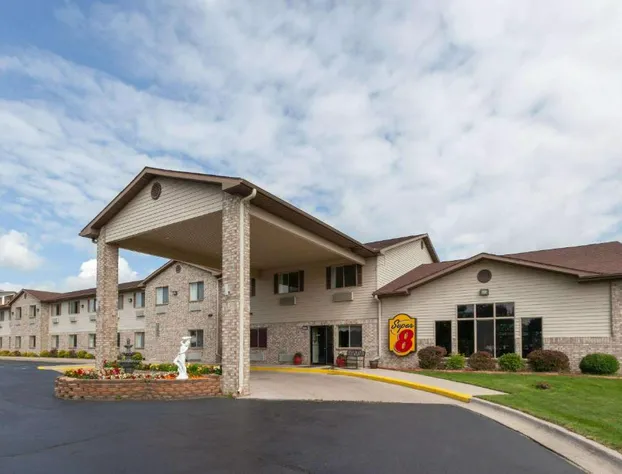 Super 8 by Wyndham Big Rapids hotel detail image 3