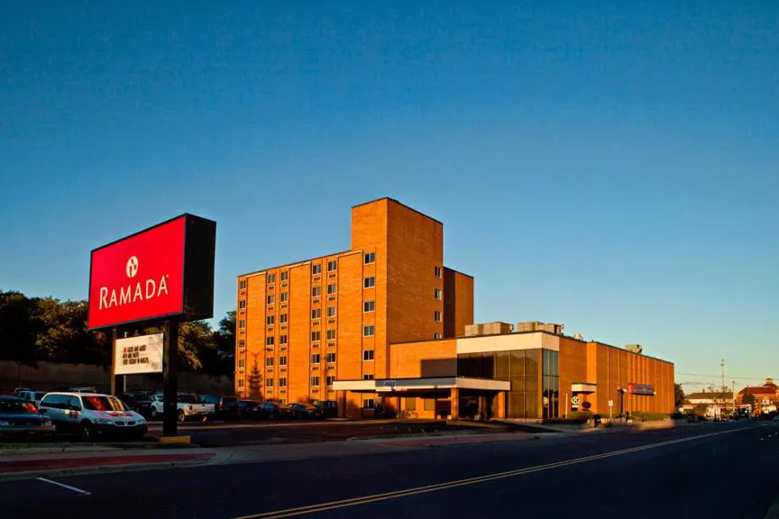 Ramada by Wyndham Marquette hotel hero