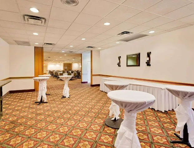 Ramada by Wyndham Marquette hotel detail image 3