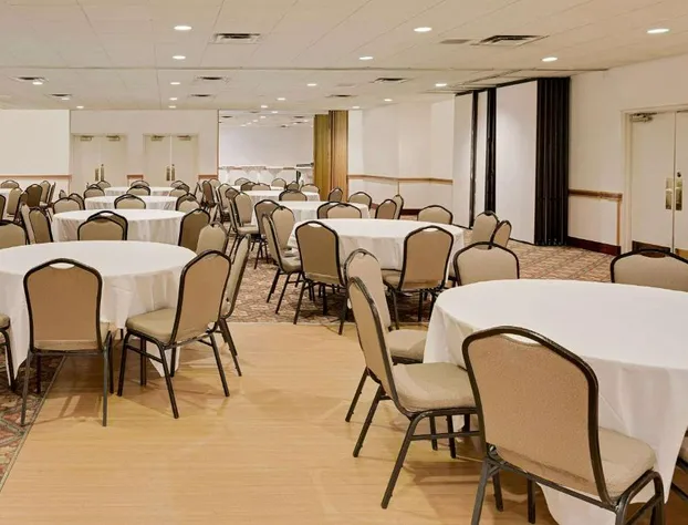 Ramada by Wyndham Marquette hotel detail image 4