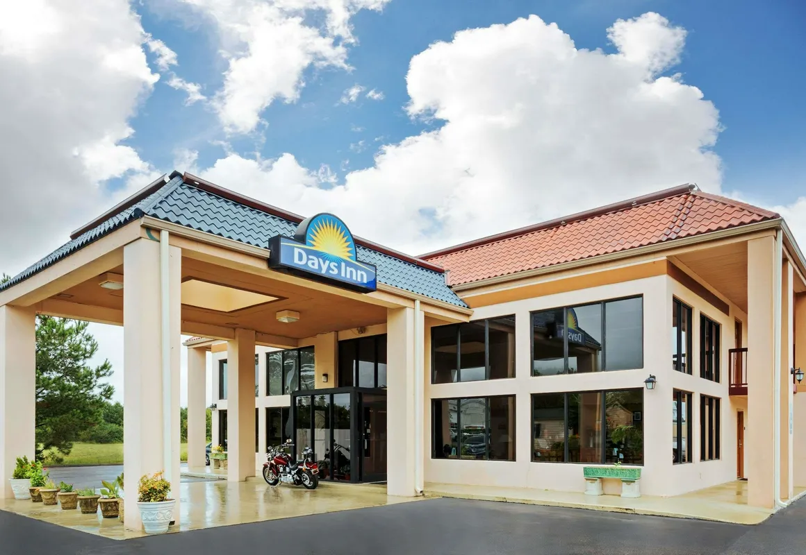 Days Inn by Wyndham Clinton hotel hero