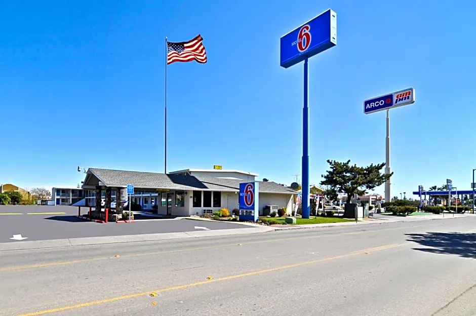 Motel 6 Willows, CA hotel hero