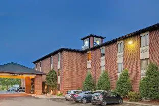 Days Inn & Suites by Wyndham Hickory hotel detail image 1