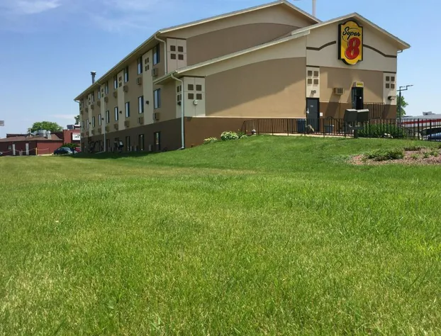 Super 8 by Wyndham Janesville hotel detail image 1