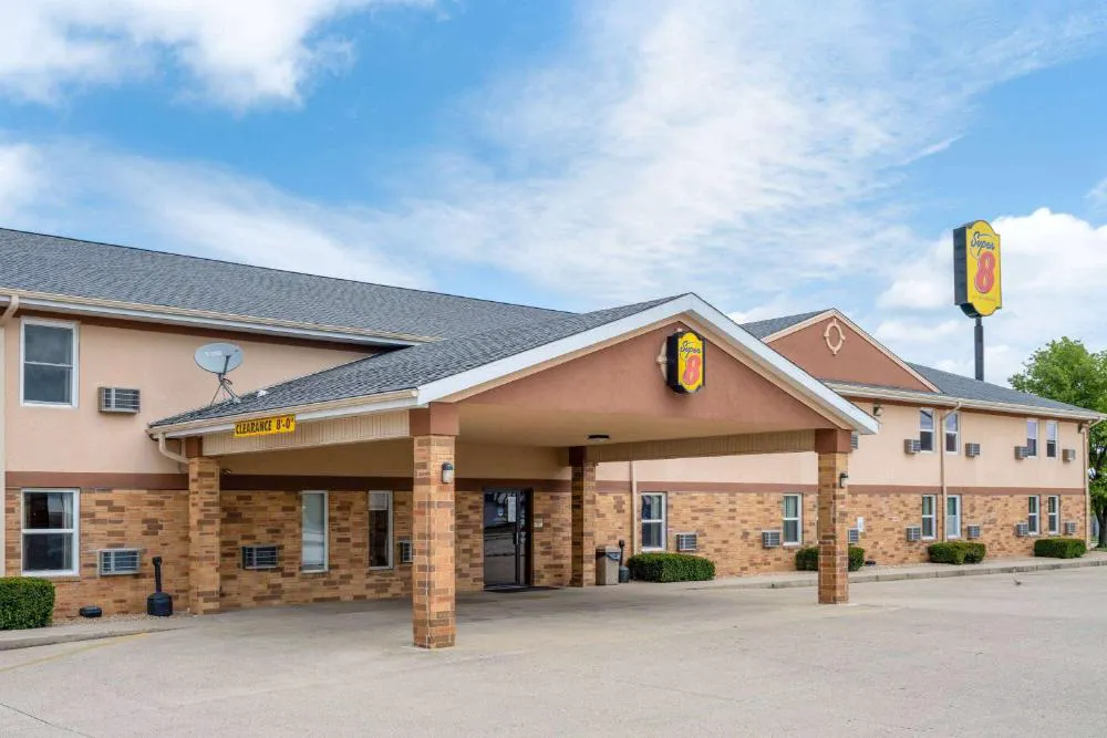 Super 8 by Wyndham Mattoon hotel hero