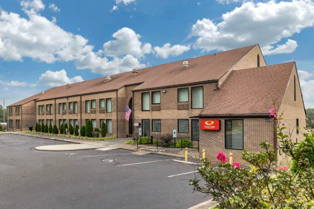 Econo Lodge & Suites Southern Pines - Pinehurst hotel hero
