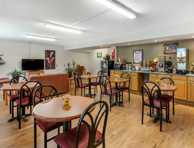 Econo Lodge & Suites Southern Pines - Pinehurst hotel detail image 3