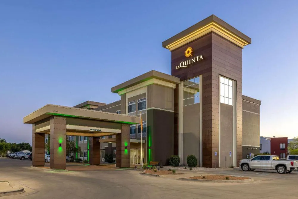 La Quinta Inn & Suites by Wyndham Artesia hotel hero
