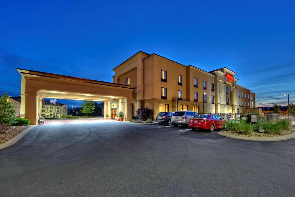 Hampton Inn Crossville hotel hero