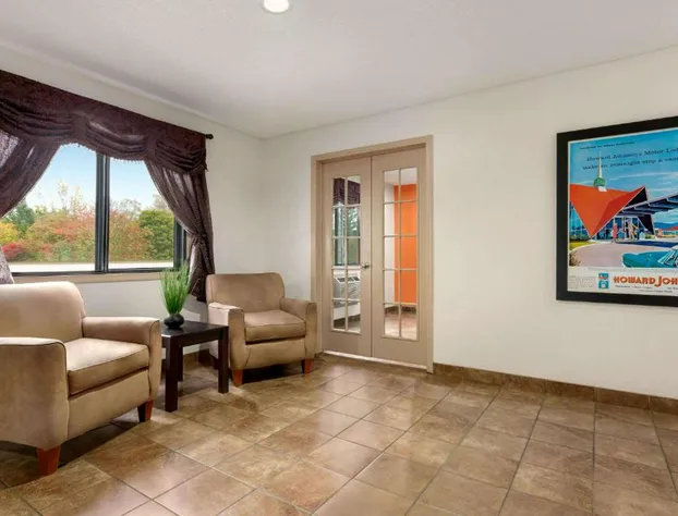 Howard Johnson by Wyndham Waterloo/Cedar Falls hotel detail image 4