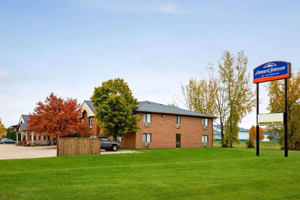 Howard Johnson by Wyndham Waterloo/Cedar Falls hotel hero