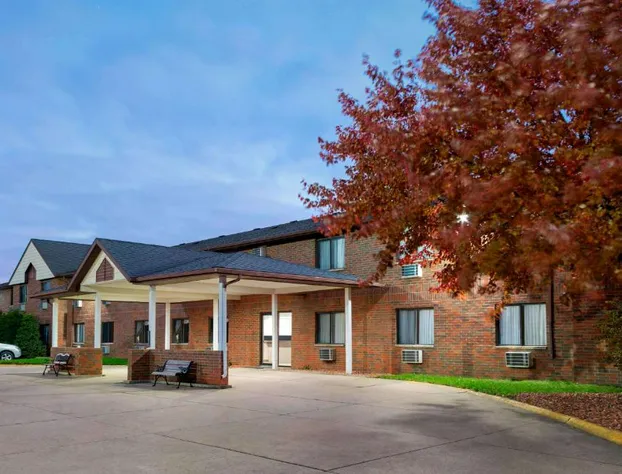 Howard Johnson by Wyndham Waterloo/Cedar Falls hotel detail image 2