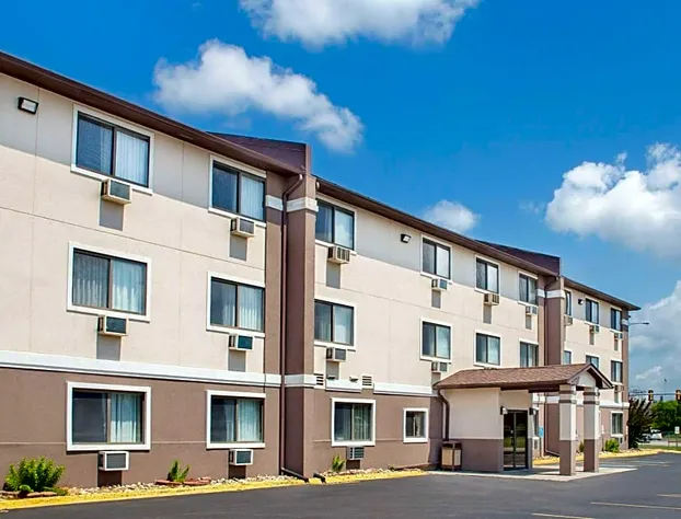 Boarders Inn & Suites by Cobblestone Hotels - Waterloo/Cedar Falls hotel detail image 1