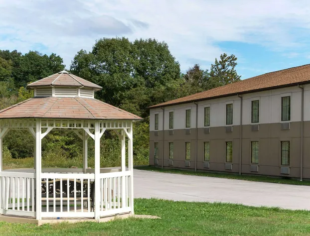 Super 8 by Wyndham Beaver Falls hotel detail image 2