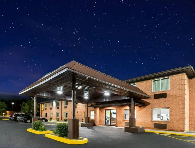 Super 8 by Wyndham Fairmont hotel detail image 2