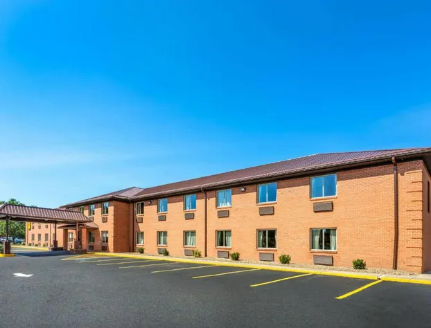 Super 8 by Wyndham Fairmont hotel detail image 1