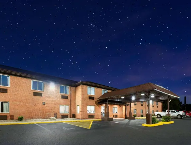 Super 8 by Wyndham Fairmont hotel detail image 3