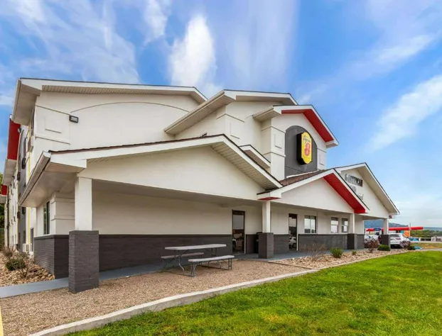 Super 8 by Wyndham Summersville/New River National Park hotel detail image 2