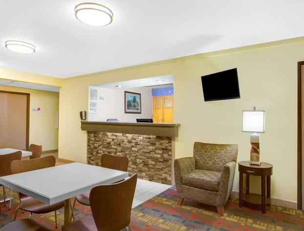 Super 8 by Wyndham Lewisburg hotel detail image 2
