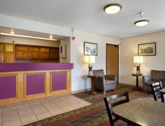 Super 8 by Wyndham Lewisburg hotel detail image 2