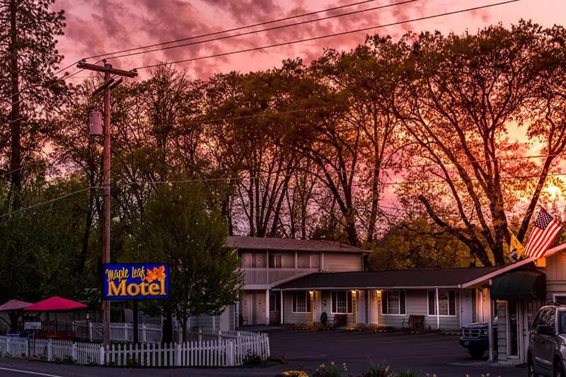 Maple Leaf Motel hotel hero