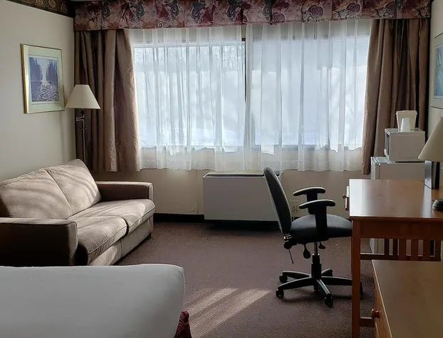 Ramada by Wyndham Pinewood Park Resort North Bay hotel detail image 2