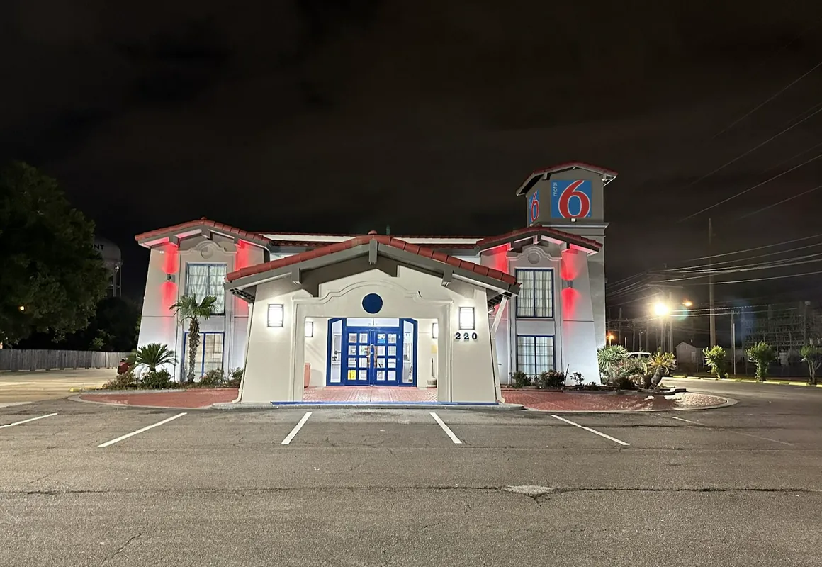 Motel 6 Beaumont, TX hotel hero