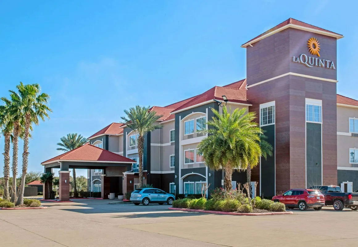 La Quinta Inn & Suites by Wyndham Winnie hotel hero