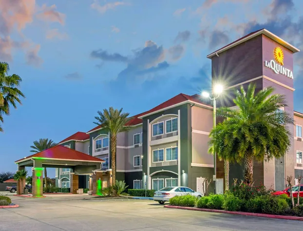 La Quinta Inn & Suites by Wyndham Winnie hotel detail image 1