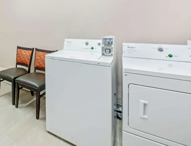 La Quinta Inn & Suites by Wyndham Winnie hotel detail image 3