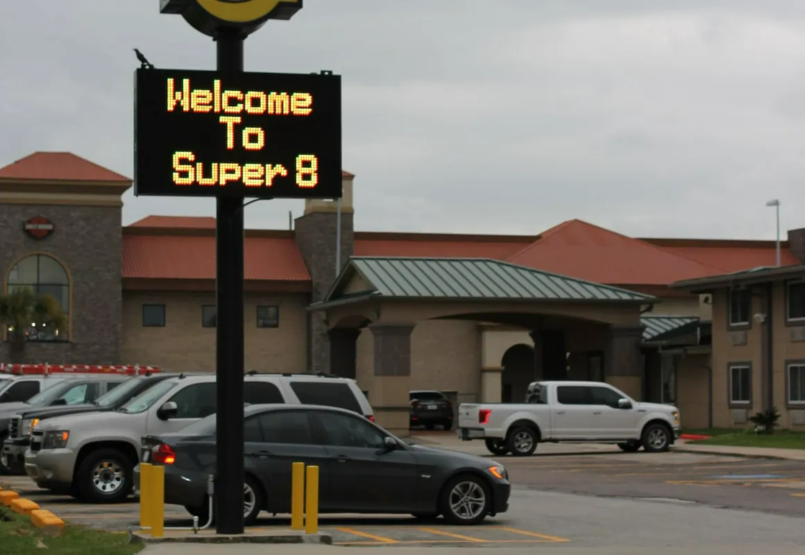 Super 8 by Wyndham Beaumont I-10 South/College St hotel hero