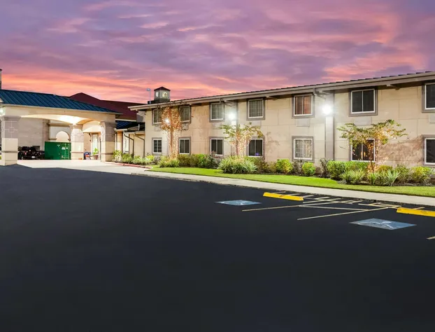 Super 8 by Wyndham Beaumont I-10 South/College St hotel detail image 1