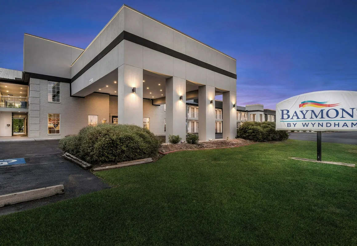 Baymont by Wyndham Beaumont hotel hero
